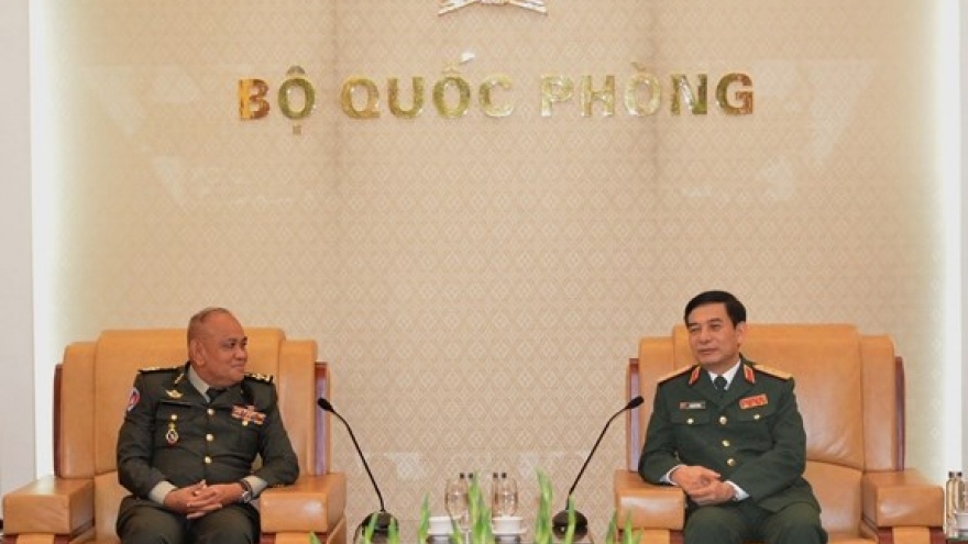 Chief of General Staff Phan Van Giang welcomes Cambodian guest