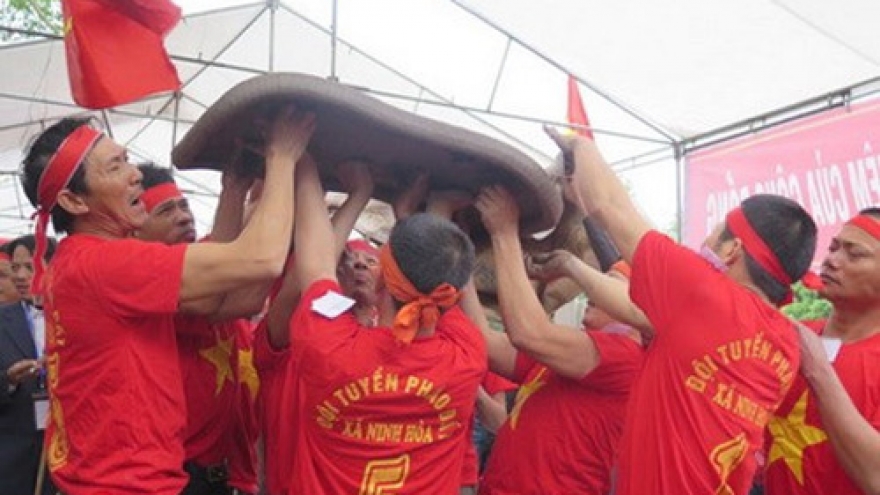 Visiting the Clay Cracker Festival in Hai Duong