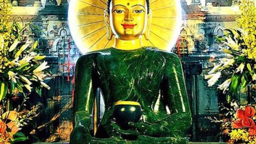 World’s famous sapphire Buddha statue placed at Binh Duong