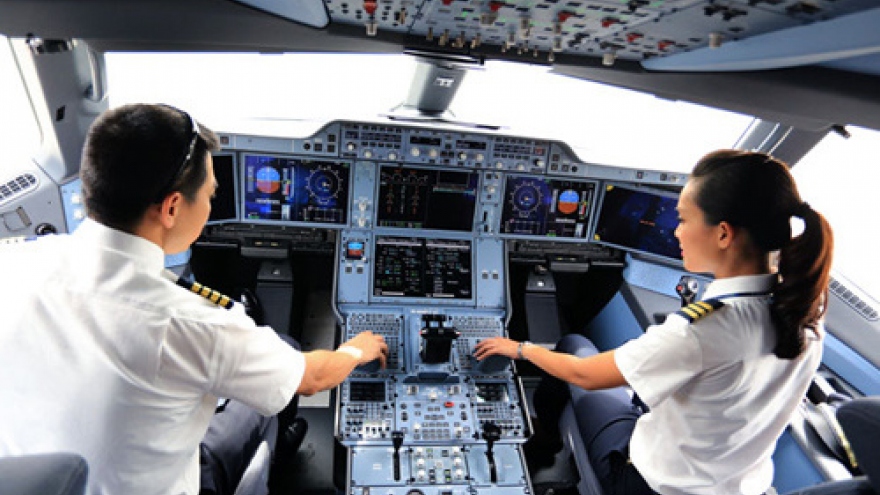 Vietnam Airlines pilots earn much less than budget carrier peers