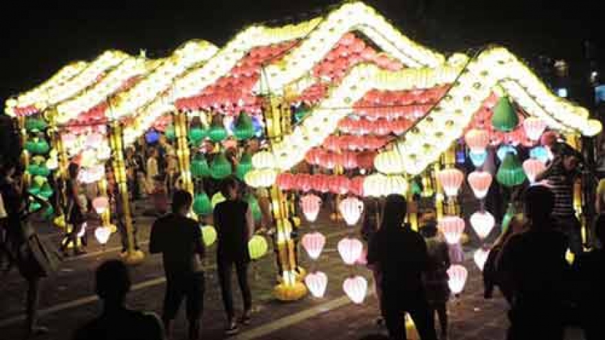 Hoi An displays 2,500 lanterns