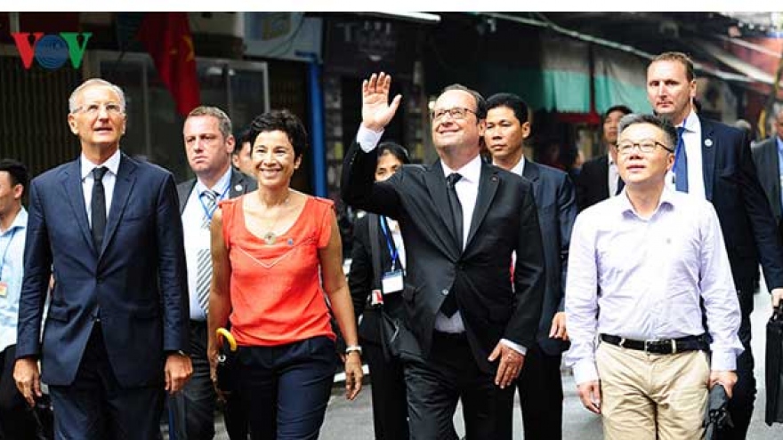 
        French President tours Hanoi Old Quarter
                          
                      