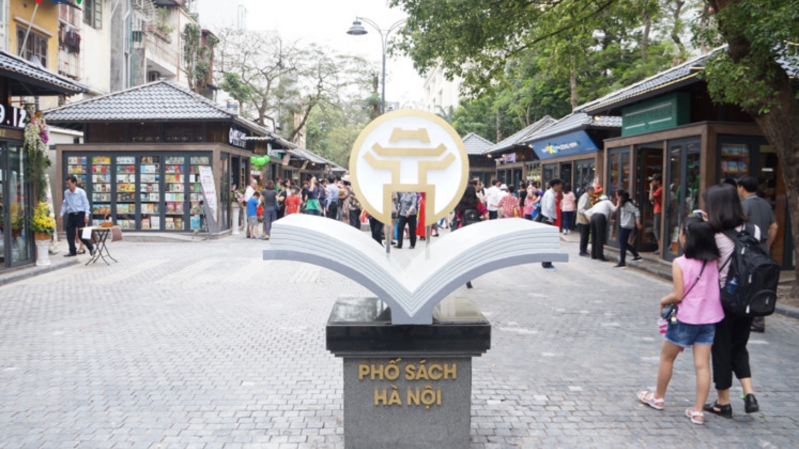Hanoi tosses and turns to popularise Book Street