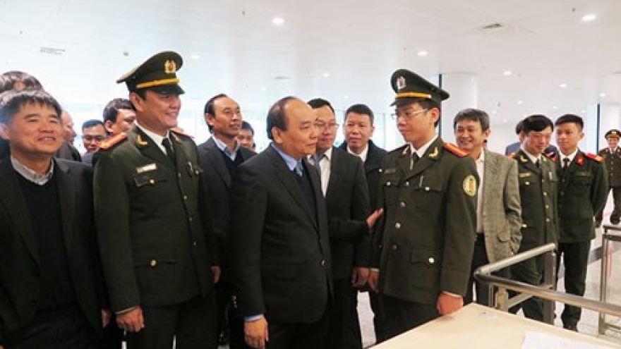 Deputy PM examines Noi Bai Airport before Tet