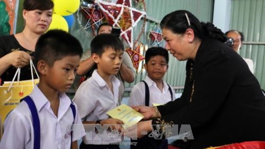 NA leader presents mid-autumn fest gifts to Ben Tre children
