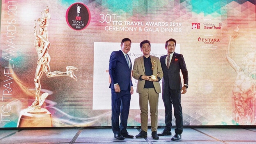 TST tourist receives prize at TTG Travel 