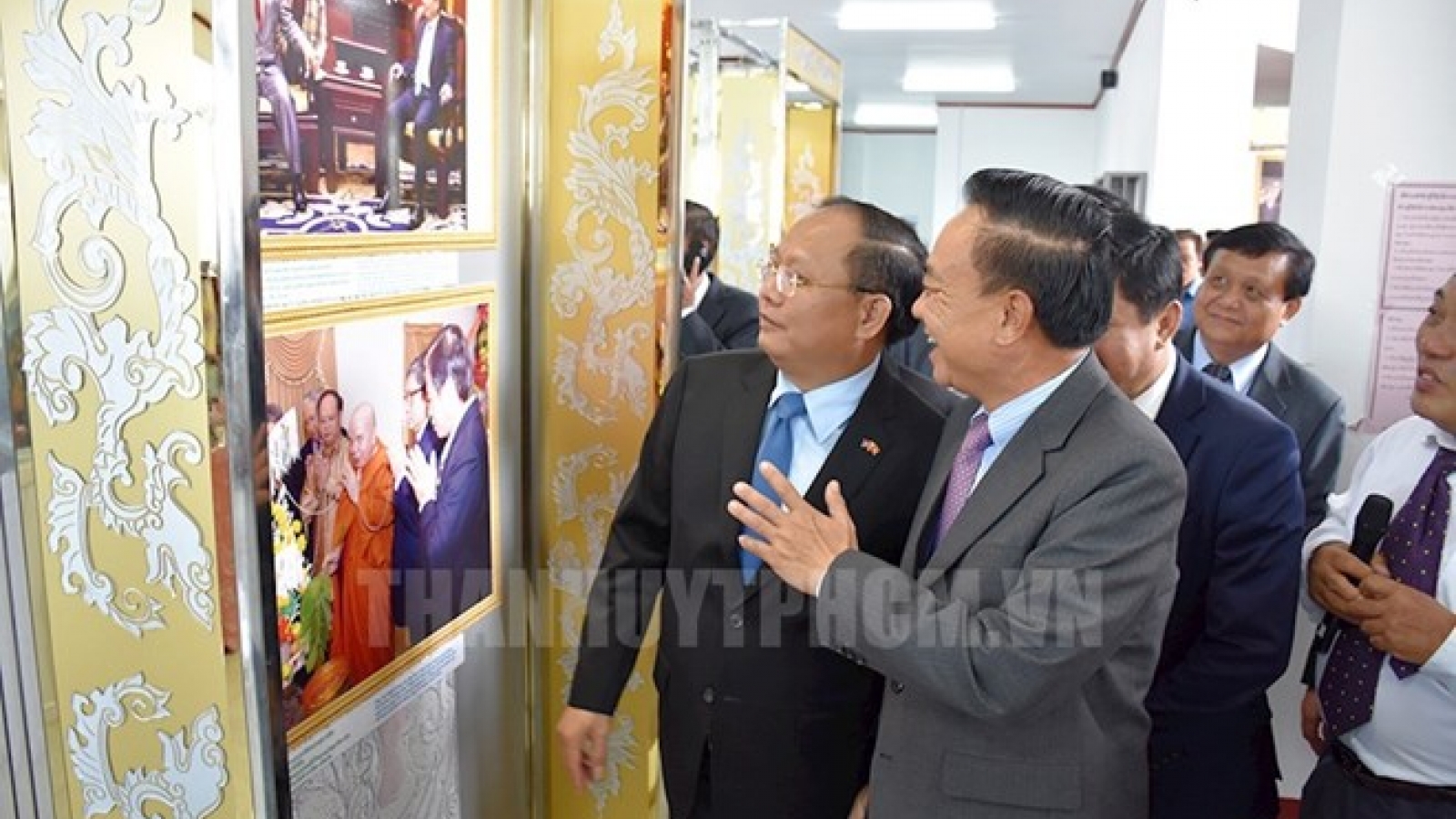Photo exhibition on Vietnam-Laos relations opens in Xiang Khouang