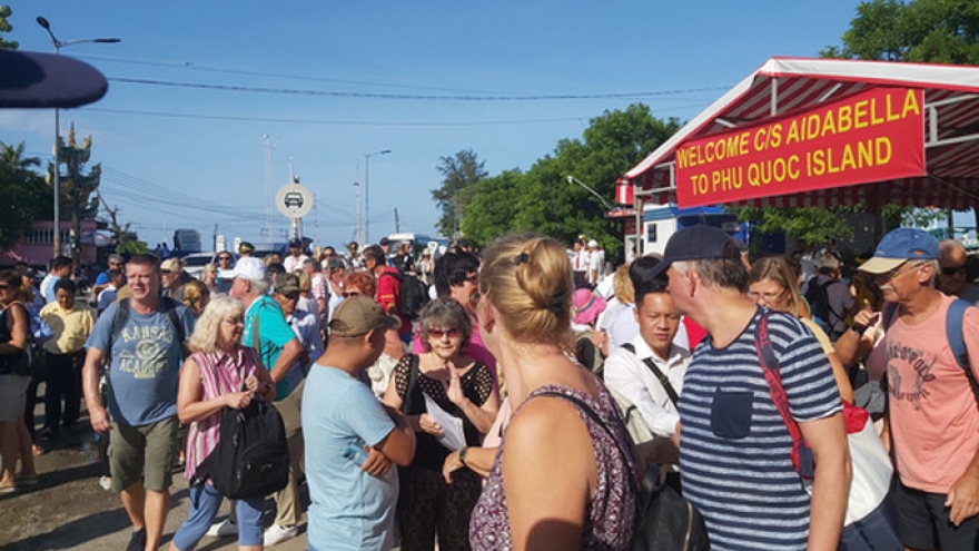 Phu Quoc greets Italian cruise ship with over 2,000 tourists 