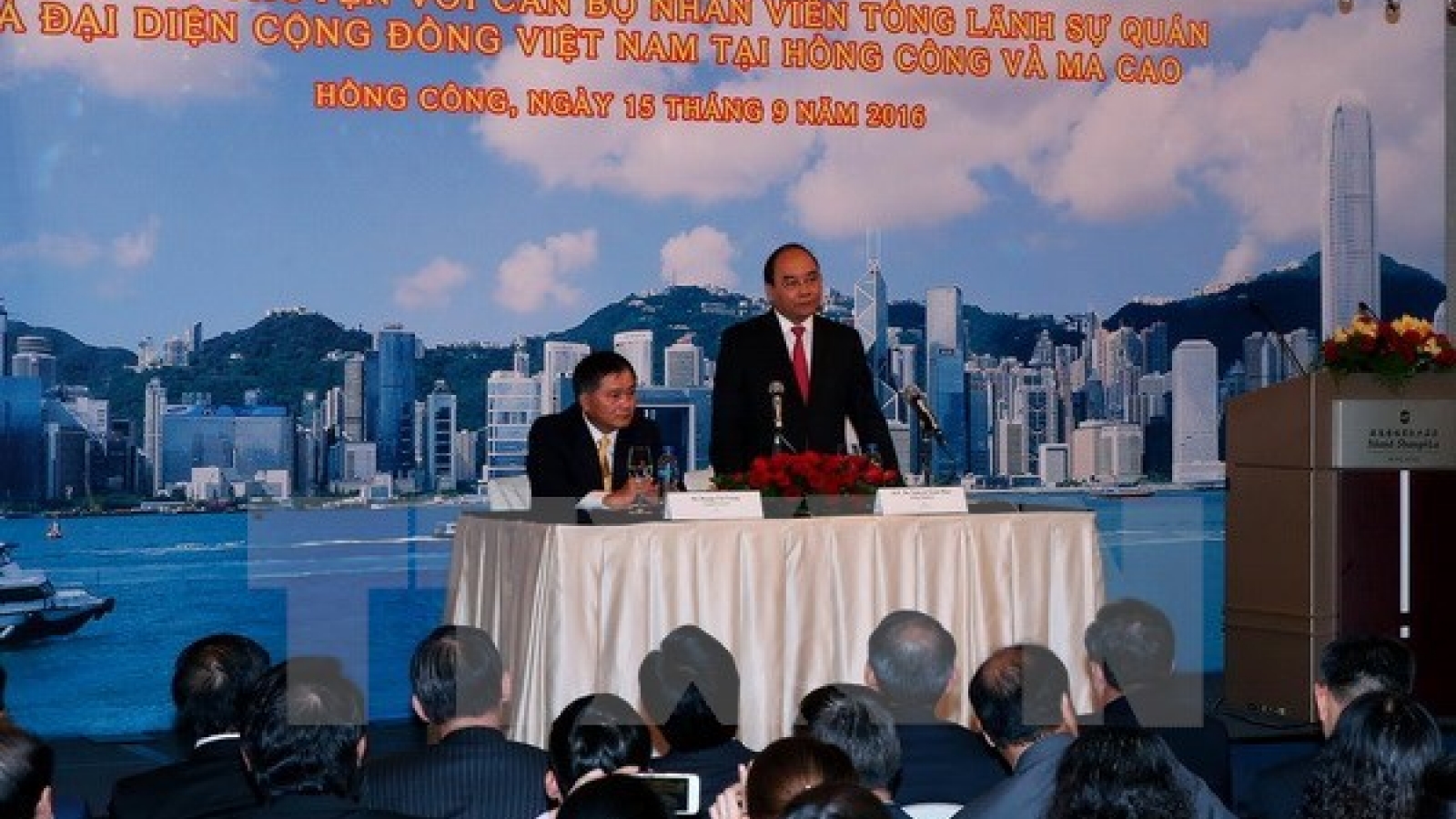 PM meets Vietnamese expatriates in Hong Kong, Macau
