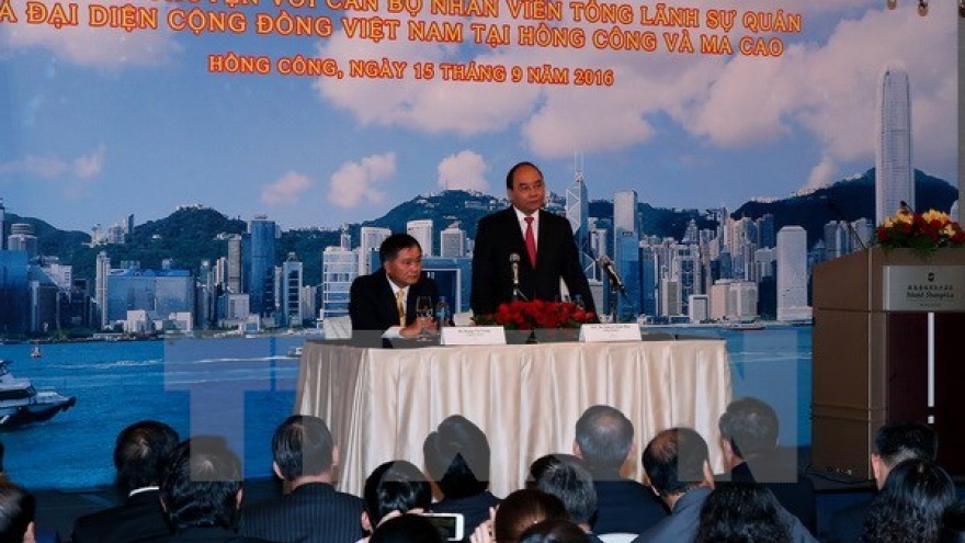 PM meets Vietnamese expatriates in Hong Kong, Macau