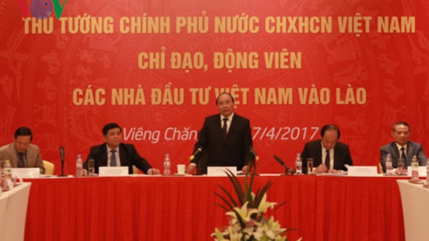 PM Phuc holds town hall with business leaders in Laos