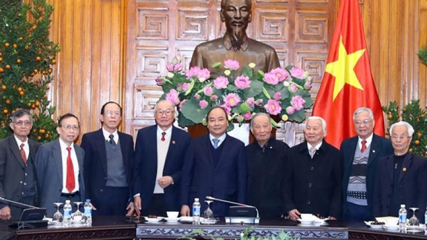 PM meets Vietnamese contributors to Cambodian revolution