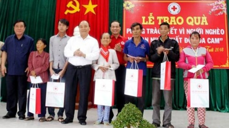 Scholarships, gifts given to people in need ahead of Tet