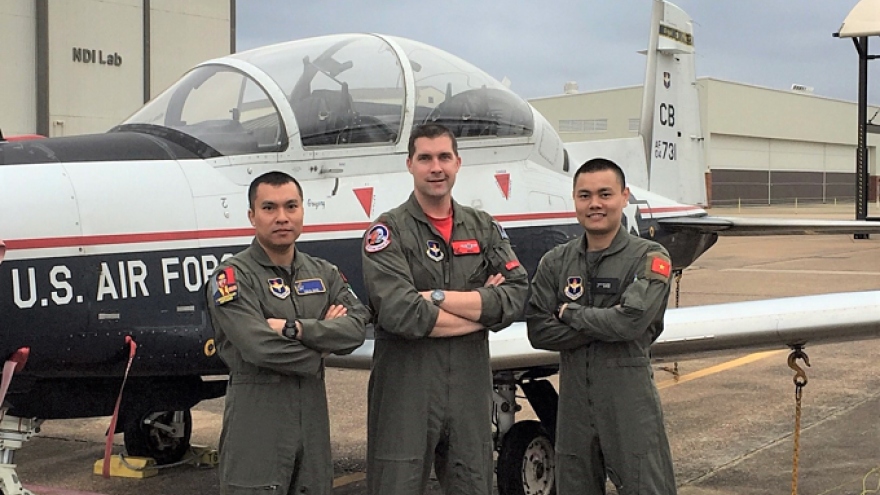 First Vietnam military pilots graduating US training course