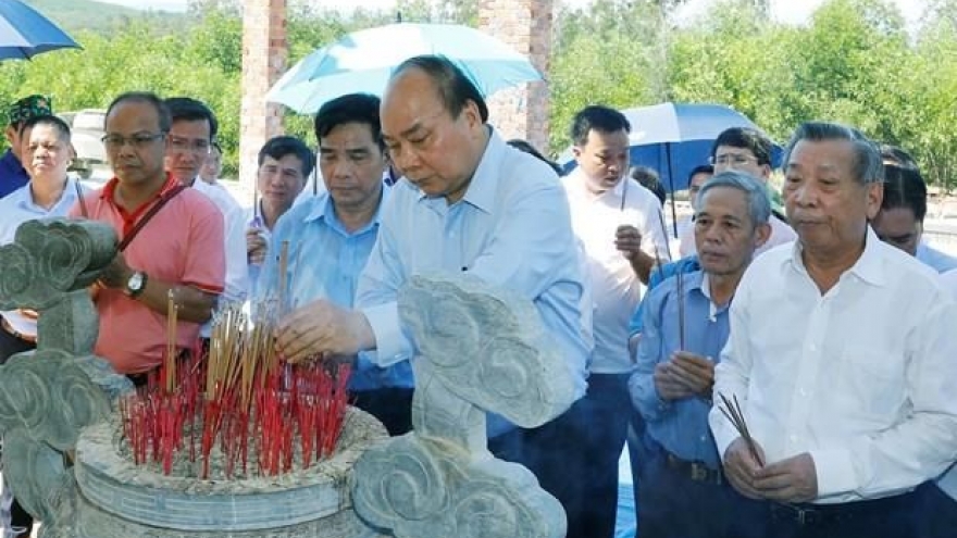 PM offers incense to martyrs in Quang Nam