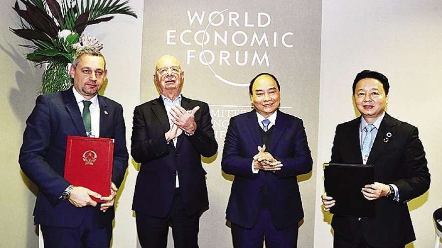 PM Phuc invites tech titans to invest