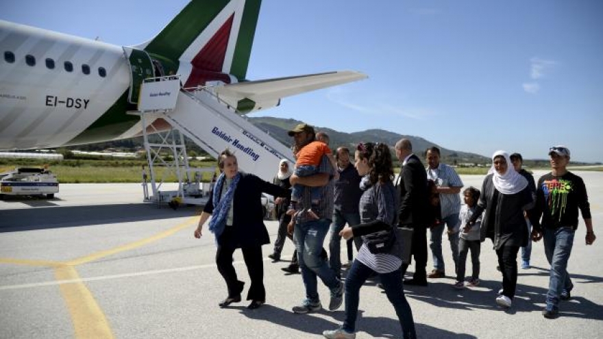 Pope returns with 12 refugees after visit to Greek island