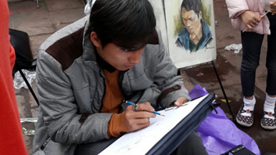 Sketching street portraits in Hanoi 