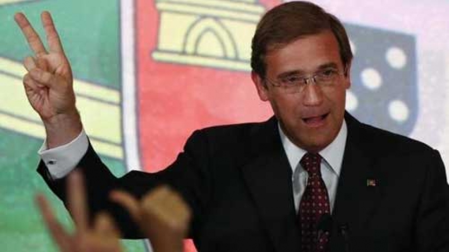 Ruling Portugal coalition wins election, loses majority