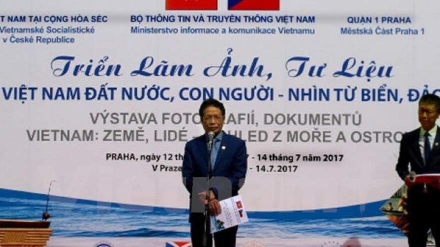 Prague exhibition introduces Vietnam’s sea, islands’ beauty