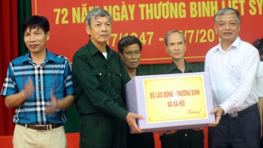 Labour deputy minister presents gifts to war invalids