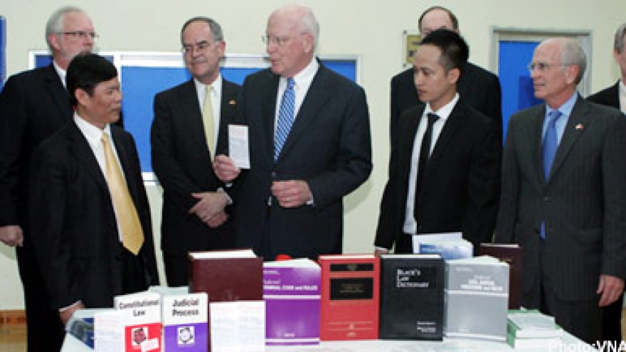 US senators present gifts to Danang dioxin victims