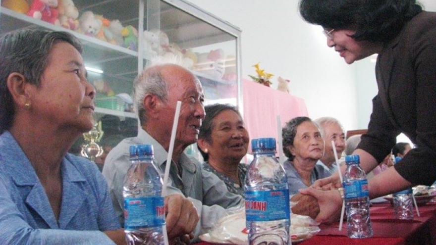 Vice President presents gifts to Ca Mau elderly, orphans