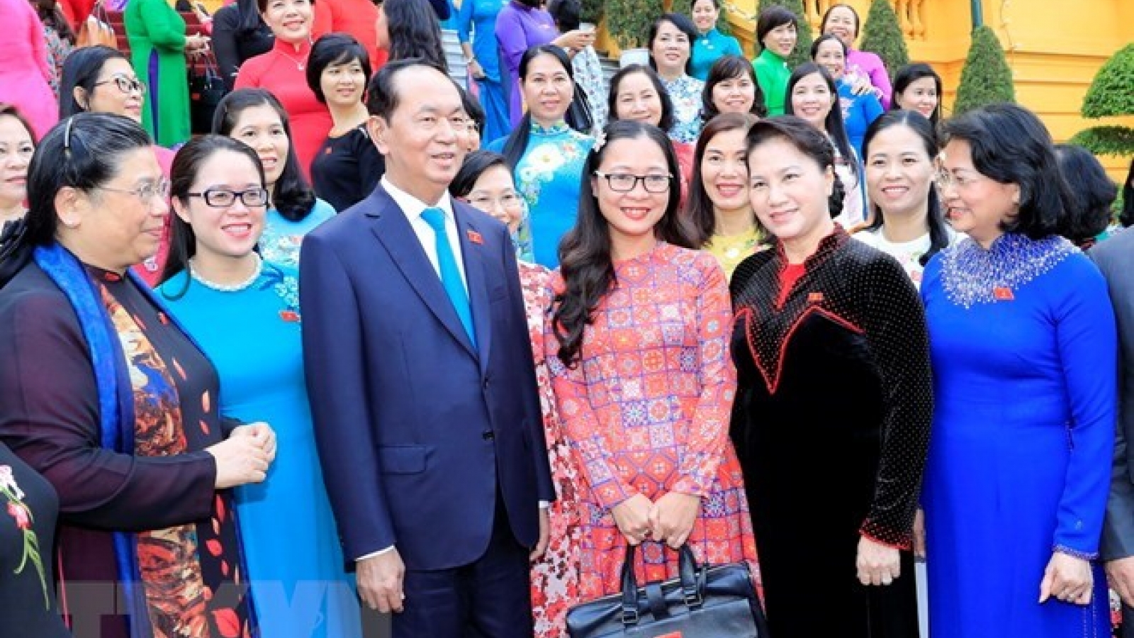 President meets with female deputies of 14th parliament