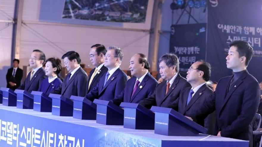 PM Nguyen Xuan Phuc attends groundbreaking ceremony of smart city in Busan