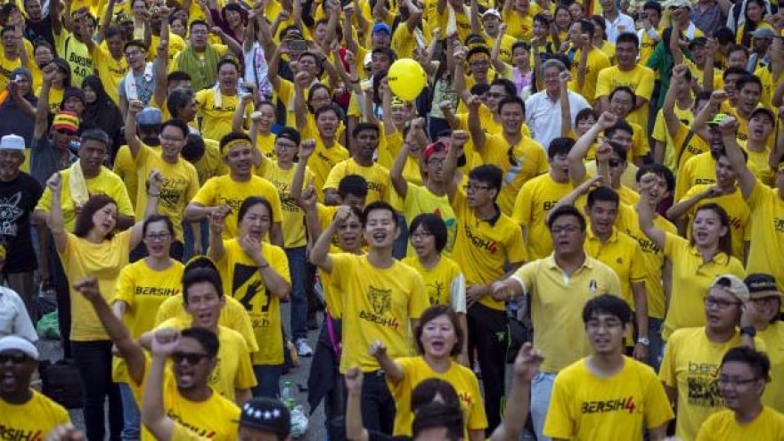 Pressure mounts on Malaysian PM as protests spill into second day