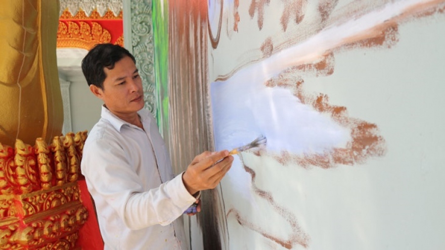 Couple promotes Khmer mural paintings, carving arts