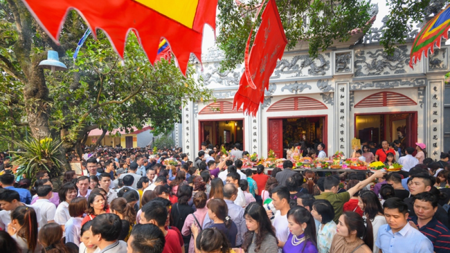 Thousands descend on Phu Tay Ho during the Lunar New Year