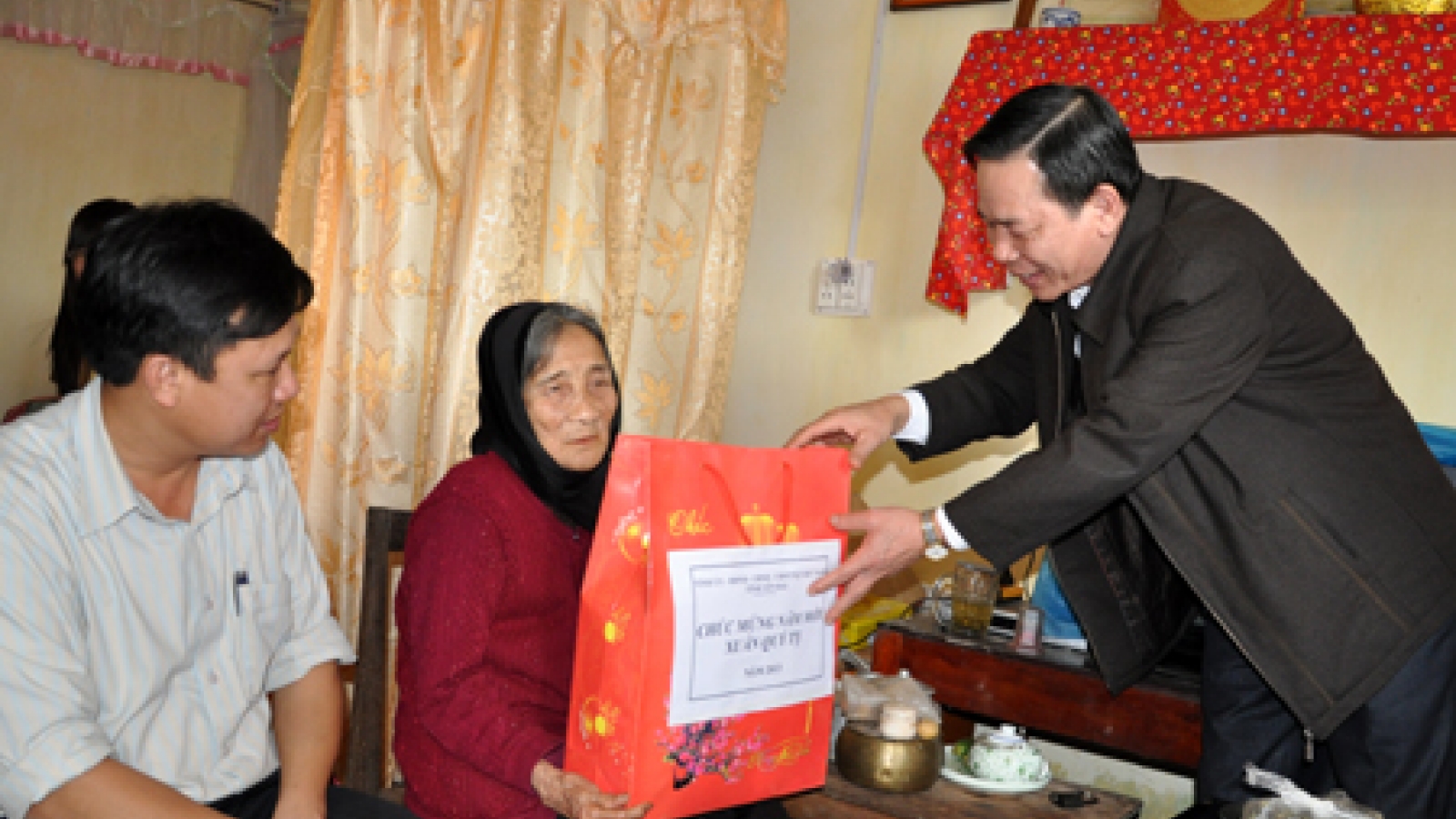 Proposal on Tet gifts for revolution contributors