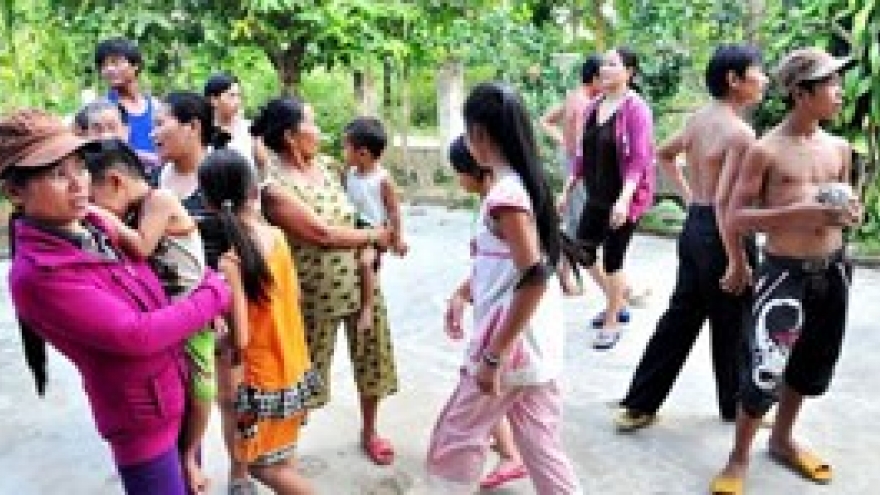 Indonesia quake injures eight, damages houses