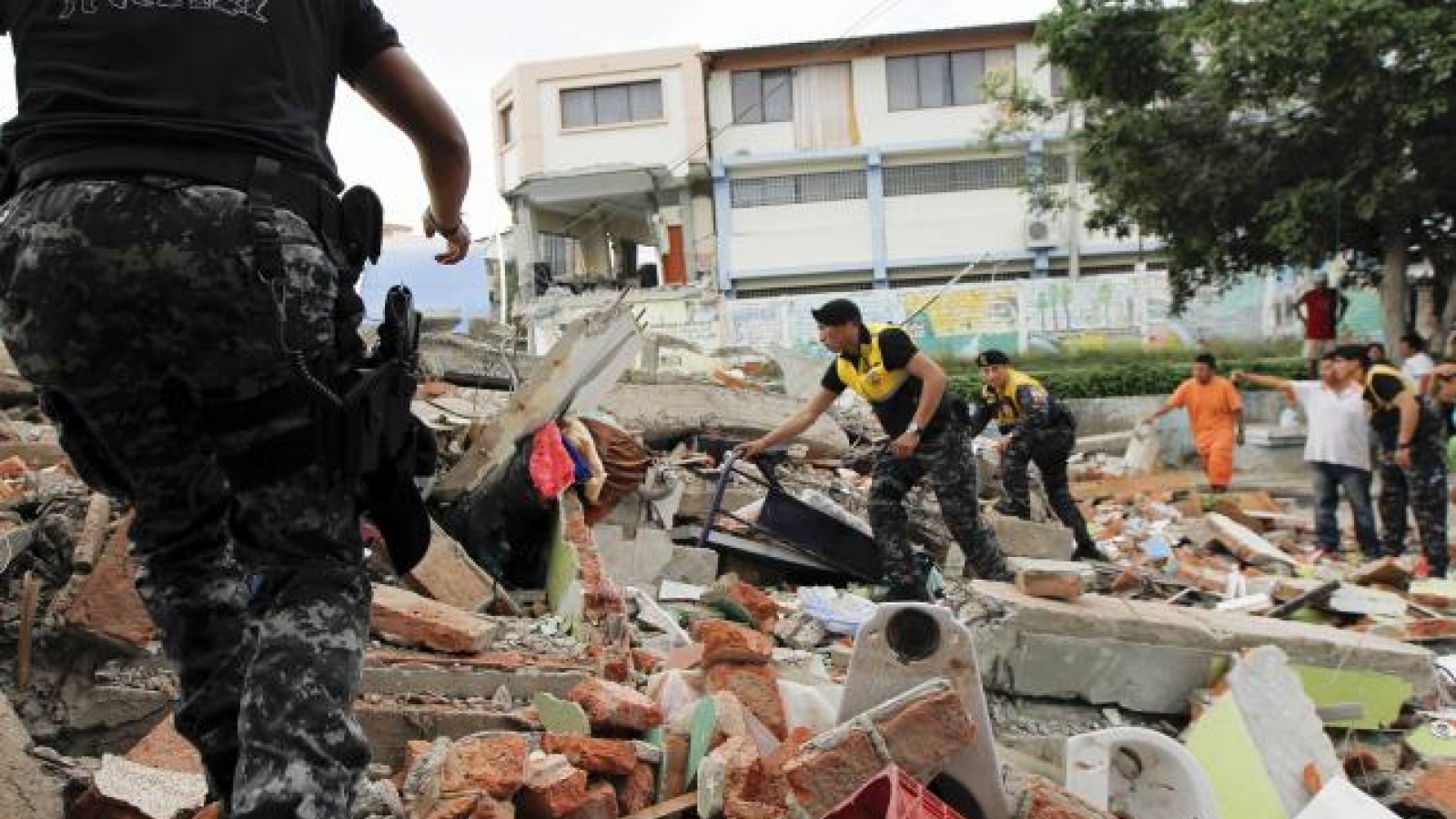 Quake kills 262 along devastated Ecuador coast