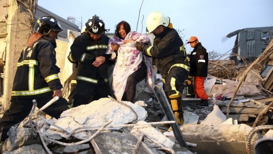 
        Quake fells Taiwan apartment building, at least two dead
                              