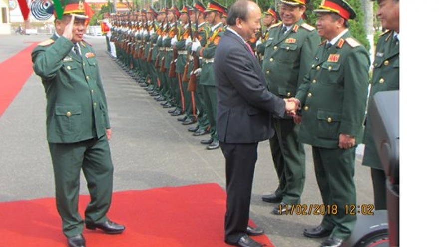 PM Phuc pays pre-Tet visit to Military Zone 5 Command