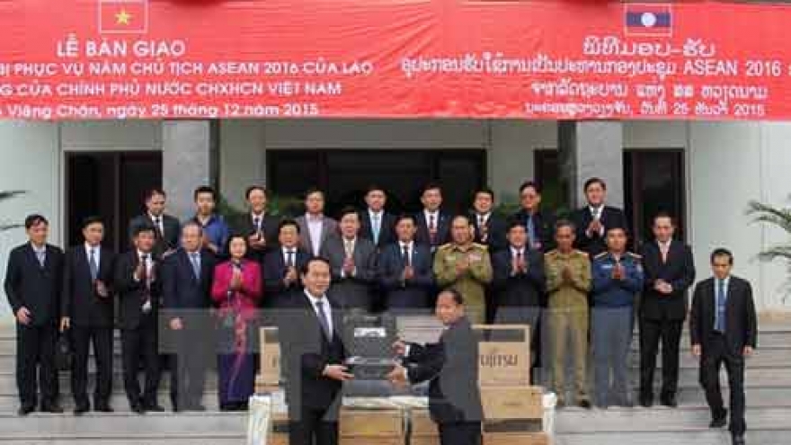 Vietnam presents security equipment to Laos