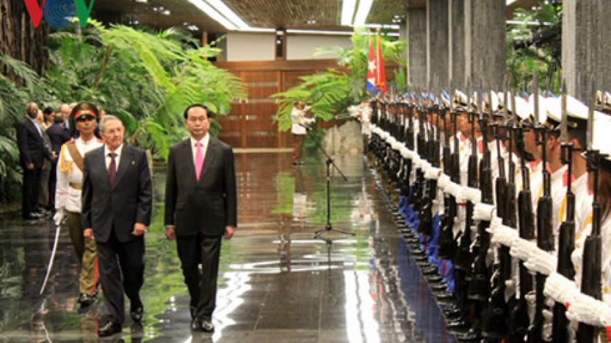 President Tran Dai Quang holds talks with Cuban leader