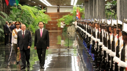 President Tran Dai Quang holds talks with Cuban leader