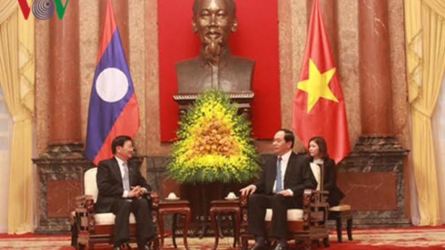 President Tran Dai Quang greets Lao PM