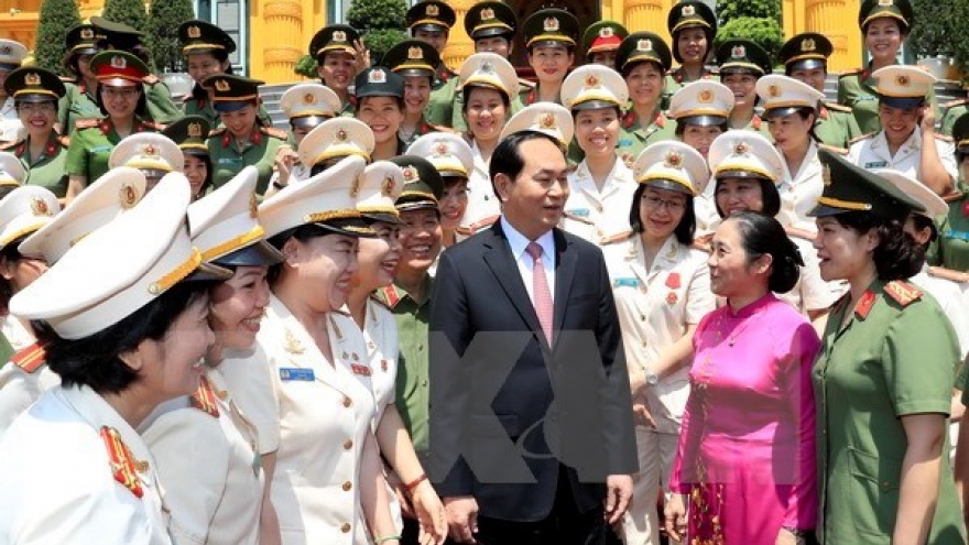 President Tran Dai Quang meets outstanding policewomen