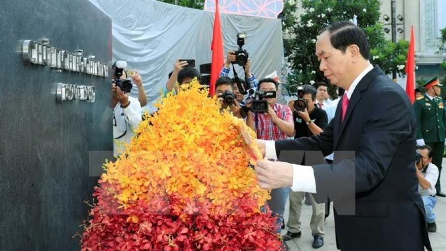 State leader pays homage to late President Ho Chi Minh