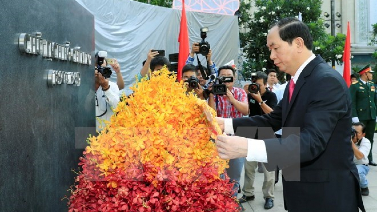 State leader pays homage to late President Ho Chi Minh