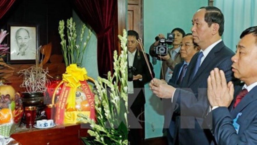 President pays tribute to late President Ho Chi Minh