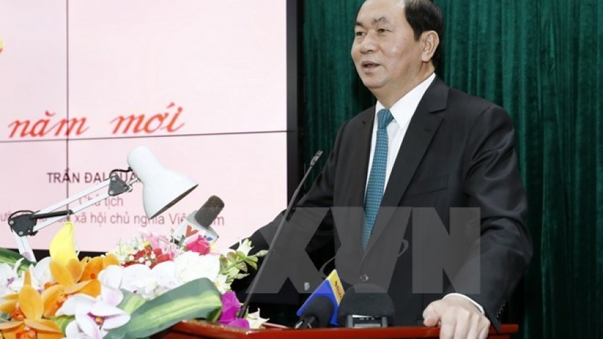 President visits outstanding intellectuals in Hanoi