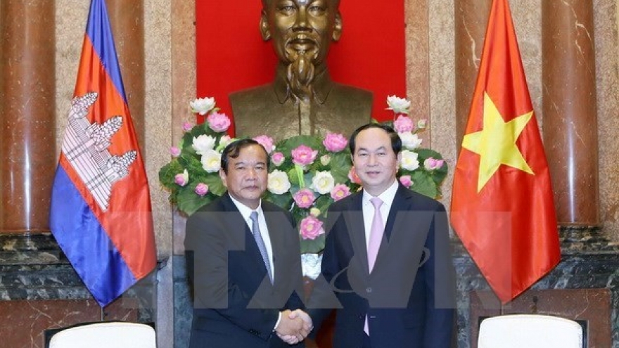 President greets Cambodian foreign minister
