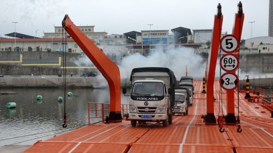 Quang Ninh marks customs clearance via floating bridge linking with China