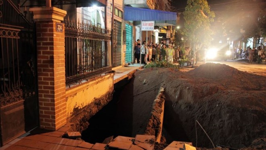 
        Quang Ninh: land subsidence drills hole in residential area
                              