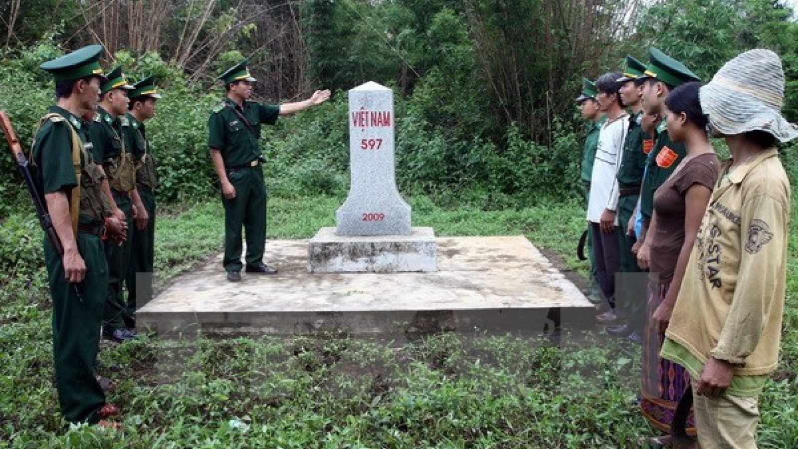 Vietnam, Laos provinces review border marker planting project